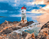 Небольшой маяк на скалистом берегу