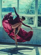 Тренировка балерины в вишневом платье